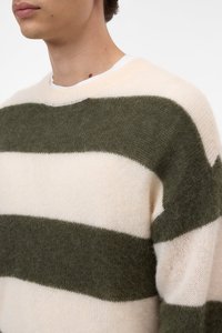 Suéter de punto afelpado con cuello redondo y rayas anchas para hombre, verde con bloques de color crema, tejido cepillado, ideal para invierno. - Product Image 5