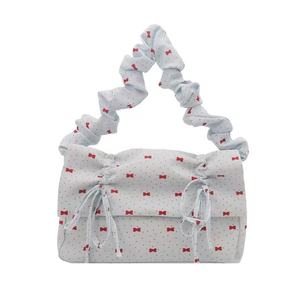 Un encuentro romántico entre dulces lunares y elegantes lazos. Bolso de mujer, material suave y pliegues elegantes - Product Image 5
