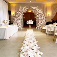 Ensemble d'arrangements floraux en cascade de tournesols jaunes vifs et de roses, chemin de table fleuri pour la décoration de table de mariage