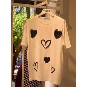 เสื้อยืดพิมพ์ลายผู้หญิง Fiori ผ้าฝ้ายเจอร์ซีย์ 100% แขนปกติ ระบายอากาศได้ดี ลายหัวใจ - Product Image 1