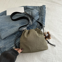 Sac à bandoulière sport léger à fermeture simple, décontracté, grande capacité, pour femme, en nylon et polyester, plissé, tendance, type seau