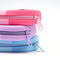Trousse à crayons en silicone avec logo personnalisé trou croco, papeterie de retour à l'école pour enfants, sac à stylos créatif et mignon, pochette de rangement multifonction
