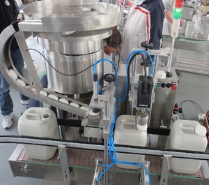 YIMU CM100 tam otomatik kapaklama makinesi deterjan büyük plastik şişe ve kapak döndür döner kapaklı şişeler sıkın Capper - Product Image 6