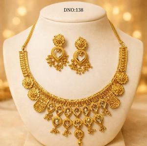 Ensemble de bijoux de mariage pour femme plaqué or 22 carats de haute qualité, motif floral classique, collier chaîne et boucles d'oreilles DNO138 - Product Image 1