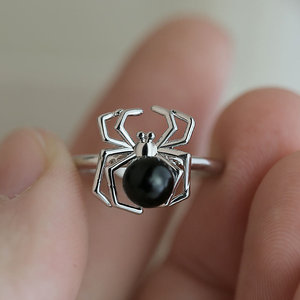 Anello Creativo a Forma di Ragno per Donne, Design con Perle, Gioiello di Moda con Motivo Insetto - Product Image 1
