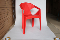 Vente en gros de chaises d'extérieur empilables chiavari en plastique pp à vendre location de chaises en plastique pour événement, fête et salle à manger