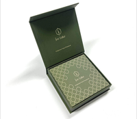 Carton recyclable de taille personnalisée boîte-cadeau magnétique de luxe estampage à l'or logo sac rigide à fermeture magnétique gaufré à couvercle rigide