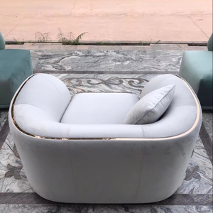 Fauteuil en velours moderne de luxe avec pieds en bois et finitions dorées - Chaise de salon durable et écologique pour appartement avec coussin - Product Image 1