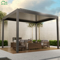 Pergola moderne motorisée à lames orientables en aluminium, design écologique et imperméable, taille personnalisable pour usage extérieur dans la cour.