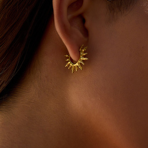 Pendientes Sun Huggie de acero inoxidable en tono dorado, diseño geométrico, joyería de moda - Product Image 3
