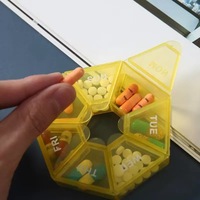 Injectie Plastic Kleine Pil Box Organizer Mini Desktop Draagbaar Voor Woonkamer Slaapkamer Stofdichte Een Week Opbergdozen Bakken