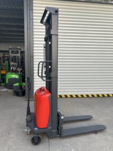 Apilador Semi-eléctrico Nuevo de 1.5t-2t, Montacargas de Alta Calidad, Altura de Elevación de 1.6-3 Metros - Product Image 3