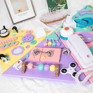 Juguetes sensoriales Educación temprana Juguetes para bebés pequeños Multifuncional Montessori Casa de tablero ocupado de madera para niños - Product Image 4