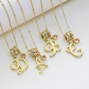 Collana Personalizzata Placcata Oro 18K con 26 Lettere, Cuore Rosa e Zircone Rotondo, Regalo per San Valentino e Natale per Amici e Coppie - Product Image 5