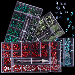 Juego de Decoración de Uñas con 21 Rejillas de Diferentes Formas, Brillantes y con Pedrería, Venta al Por Mayor - Product Image 1