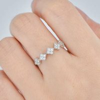 Bague demi-éternité unique en argent 925 1.5mm ronde Moissanite empilable trèfle bague en grappe dame porte-bonheur trèfle à quatre feuilles demi-anneau