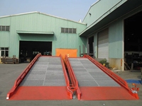 Rampe de chargement portable pour conteneurs avec élévateur hydraulique et pont perforé antidérapant, compatible avec les conteneurs maritimes standard de 40 pieds