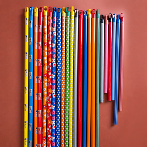 Balai léger à manche en bois d'eucalyptus avec poils en plastique rigide, prise en main confortable, durable pour une utilisation en extérieur - Product Image 1