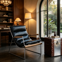 Fauteuil de salon vintage en cuir de designer avec cadre métallique, poignée en bois massif et rembourrage confortable pour la maison