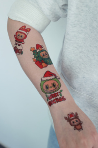 Adesivi per Tatuaggi Temporanei Impermeabili Labuu, Durata 3-7 Giorni, per Corpo e Viso, Regalo di Natale e Capodanno, Disponibili - Product Image 5