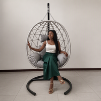 Balançoire suspendue moderne en rotin PE résistant aux UV, avec structure en acier robuste et coussin confortable, idéale pour l'extérieur, le jardin, le parc, l'hôtel