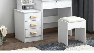 Table de maquillage intégrée avec armoire et miroir coulissant. Meubles verrouillables de style mid-century modern pour chambre à coucher - Product Image 2