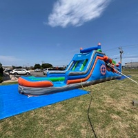 Parcours d'obstacles gonflable commercial pour jeux de tir, château gonflable avec pistolets à eau et toboggan aquatique pour la location événementielle