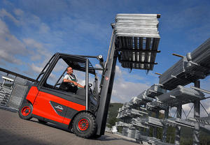 Linde Forklift 388 Series 3.5-5t Joystick Integrated Into the Armrest Battery Counterbalanced Forklift Truck E35/40/45/50H - Product Image 4