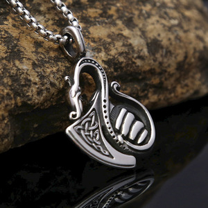 Yunnique – collier avec pendentif épée viking en acier inoxydable, avec chaîne, design asymétrique géométrique, pour hommes et femmes, bijoux à la mode - Product Image 1