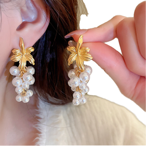 Pendientes de Lujo Unisex QX Silver Needle con Diseño Clásico de Aleación, Perlas y Borlas Geométricas de Hoja de Uva para Mujer, Aniversario - Product Image 1
