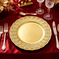 Assiettes de présentation de luxe dorées Wojia 13 pouces, bord festonné géométrique en relief, en plastique thermolaqué pour la mise en table de fête