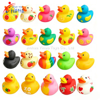 Canard en caoutchouc flottant à presser, design de tenue variée, collection adorable, jouet pour décoration de fête et cadeau