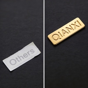 Placa con Logotipo Autoadhesiva en Relieve 3D Dorado Espejo Brillante, Etiqueta de Transferencia de Texto Personalizada con la Marca - Product Image 6