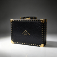 Valise de voyage classique vintage noire en cuir PU clouté avec coins dorés, idéale pour présentation de cosmétiques et pour salons professionnels