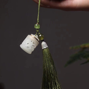 Colgante Luminoso de Loto Calado con Borla 2.8x2.5cm, Amuleto Temático para Bolso, Teléfono, Llavero, Regalo Unisex - Product Image 1
