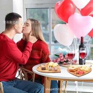 Bandeja de madera en forma de corazón, plato de servir dividido para postres, regalo de San Valentín, diseño de madera natural de color sólido - Product Image 3