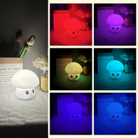 Venta al por mayor de luz LED de noche de seta que cambia de 7 colores Mini proyección táctil de silicona Plug-In decoración del hogar regalo para niños cabecera