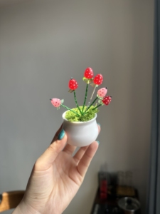 Mini bonsaï de fraises en cristal fait main, arrangement de plantes de fraises perlées pour la décoration de la maison, du bureau ou du bureau à domicile - Product Image 2