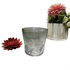 Lanterne en fer au design traditionnel Photophore Votif Bougeoirs en laiton en verre et métal Autres pots à bougies et lanternes - Product Image 1