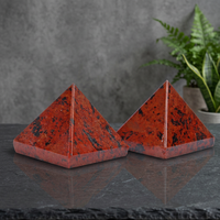 Pyramide en cristal poli avec des taches rouges et noires, sculptée en forme de pyramide, décoration d'intérieur, artisanat en pierre