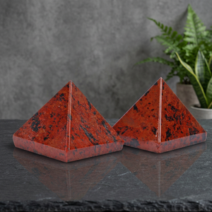 Pyramide en cristal poli avec des taches rouges et noires, sculptée en forme de pyramide, décoration d'intérieur, artisanat en pierre - Product Image 2
