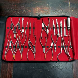 Juego de Instrumentos Dentales de Ortodoncia Básica de Alta Calidad, 27 Piezas, Acero Inoxidable Manual, Empuñadura Ergonómica, Aprobado por CE, de Grip Surgical - Product Image 1