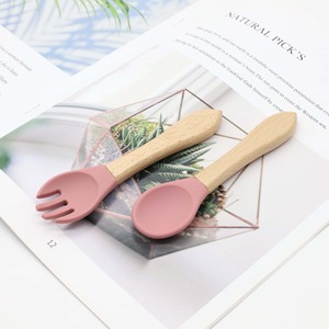 Juego de Cuchara y Tenedor de Silicona para Bebé, sin BPA, de Grado Alimenticio, con Mango de Madera, para Niños Pequeños, Cubiertos para la Hora de Comer - Product Image 3