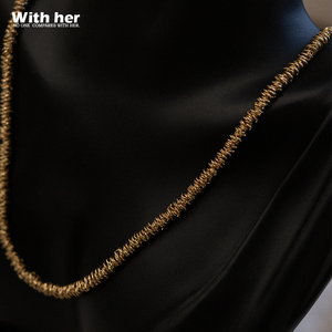 Collier <span class=keywords><strong>ras</strong></span> du <span class=keywords><strong>cou</strong></span> minimaliste en laiton plaqué or avec anneaux empilés et chaîne scintillante froissée pour femme - Product Image 3