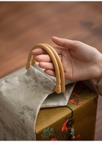 Sac cadeau en tissu brodé de luxe avec poignée en bambou et pompon pour l'emballage de cadeaux du Ramadan, du Nouvel An chinois et des fêtes