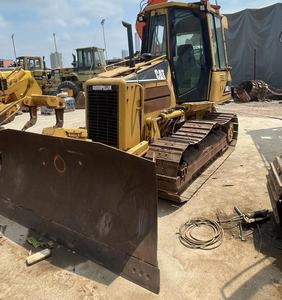 รถดันดินตีนตะขาบ Caterpillar D4G XL สีเหลือง อุปกรณ์ก่อสร้างพร้อมเครื่องยนต์และใบมีด สำหรับงานเคลียร์พื้นที่และงานขุดดิน - Product Image 6