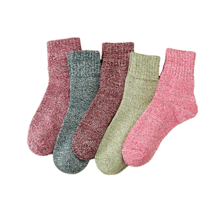 थोक उच्च गुणवत्ता वाले क्रिसमस उपहार कस्टम इनडोर मोजे सर्दियों मोटे गर्म ऊन ऊन नरम आरामदायक त्वचा के अनुकूल चालक दल के मोजे - Product Image 5