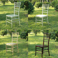 Vente en gros de chaises Chiavari en résine plastique dorées, argentées et blanches pour mariages, événements, traiteurs et banquets
