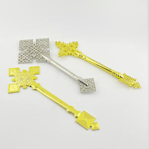 Подарок христианской православной религии, маленькая рука, держащая позолоченный крест, крест епископа пастора - Product Image 1