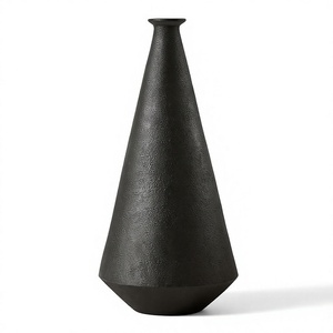 Jarrón de aluminio hecho a mano con recubrimiento de polvo negro, contemporáneo y decorativo para el hogar, la villa o el hotel. - Product Image 3